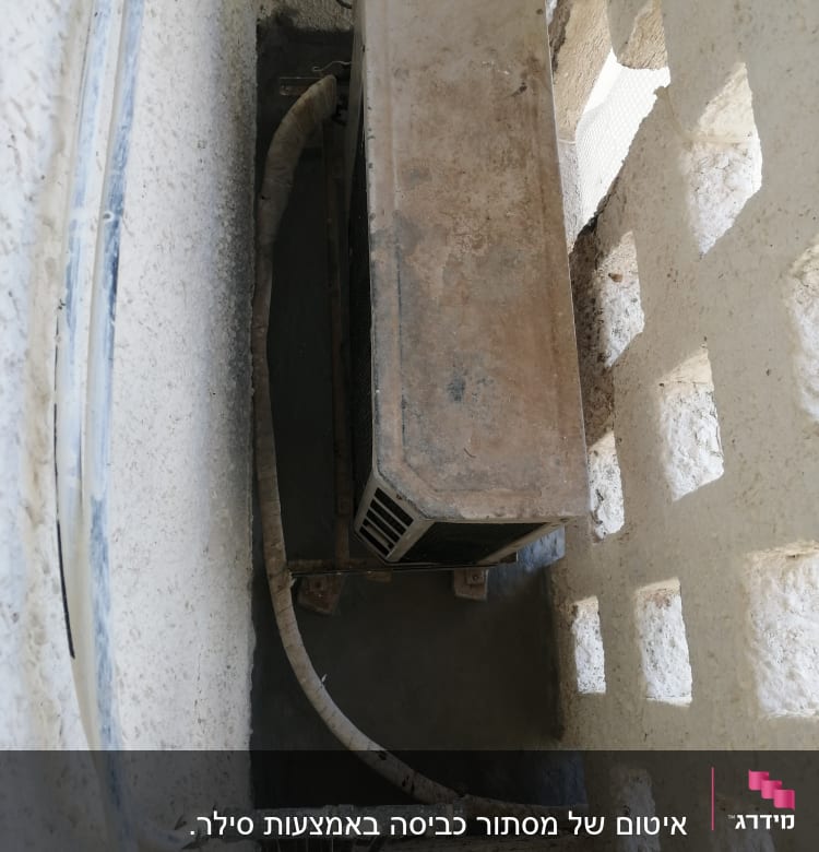 צינורות אטומים ליד יחידת מיזוג אוויר חיצונית